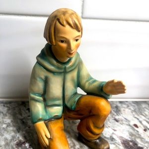 Hummel Kneeling Shepherd
